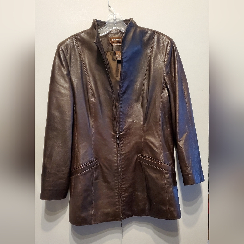 40. Danier Italian Leather Chocolate Brown Jacket - Picture 5 of 11